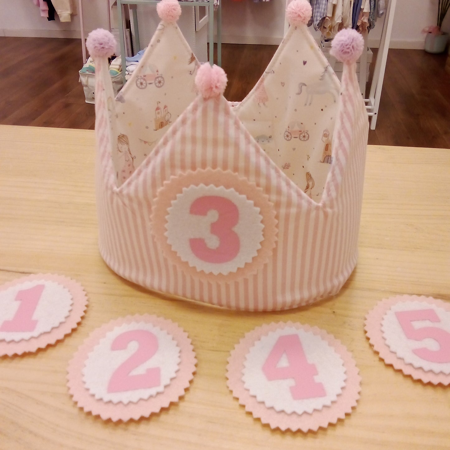 Corona cumple rosa