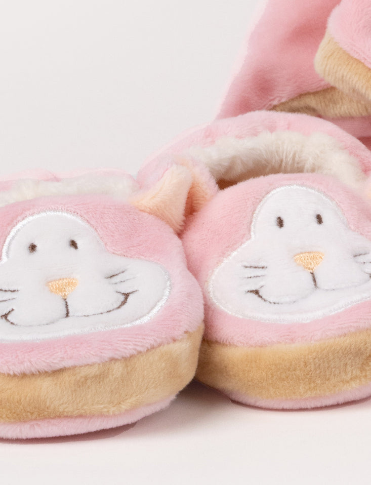 Doudou , pantuflas y juguete gato