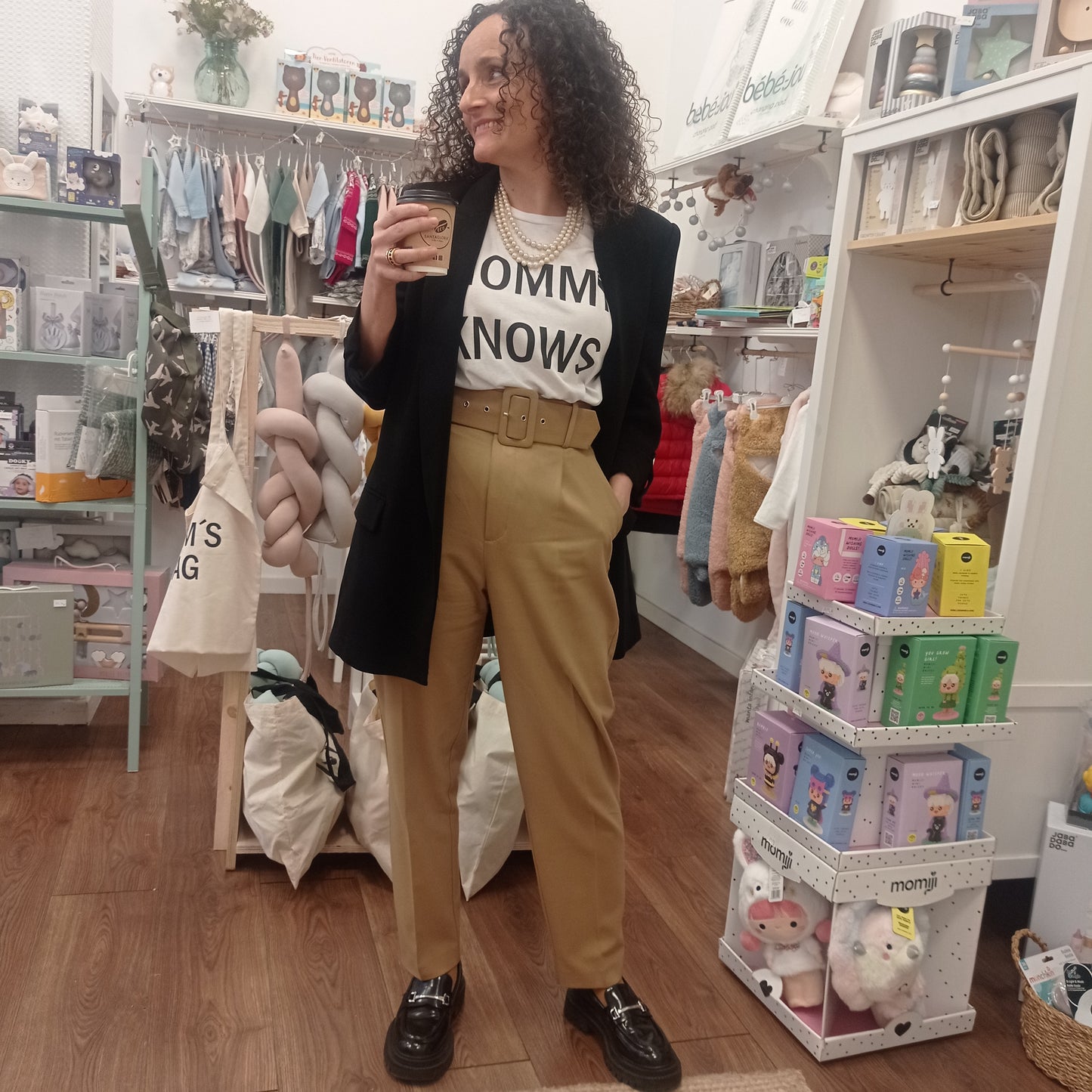 Camiseta Mommy Knows