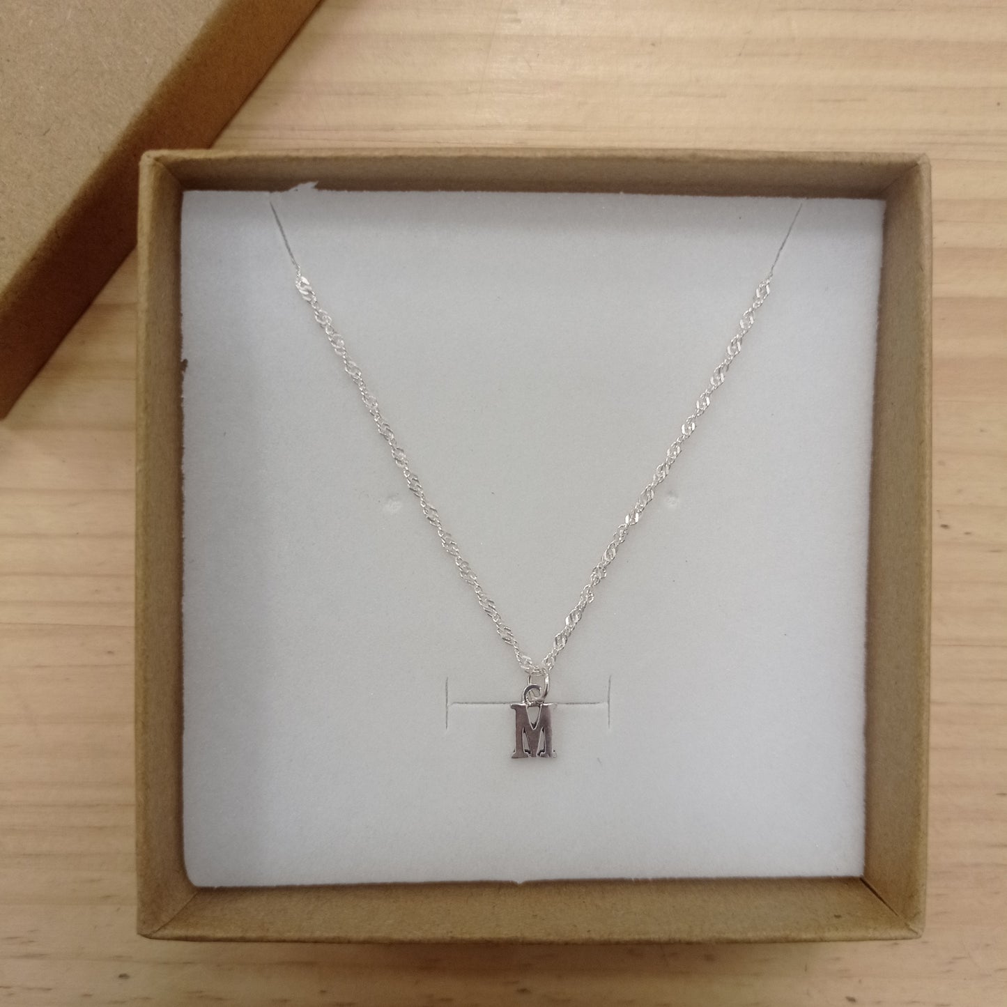 Collar con inicial (plata)