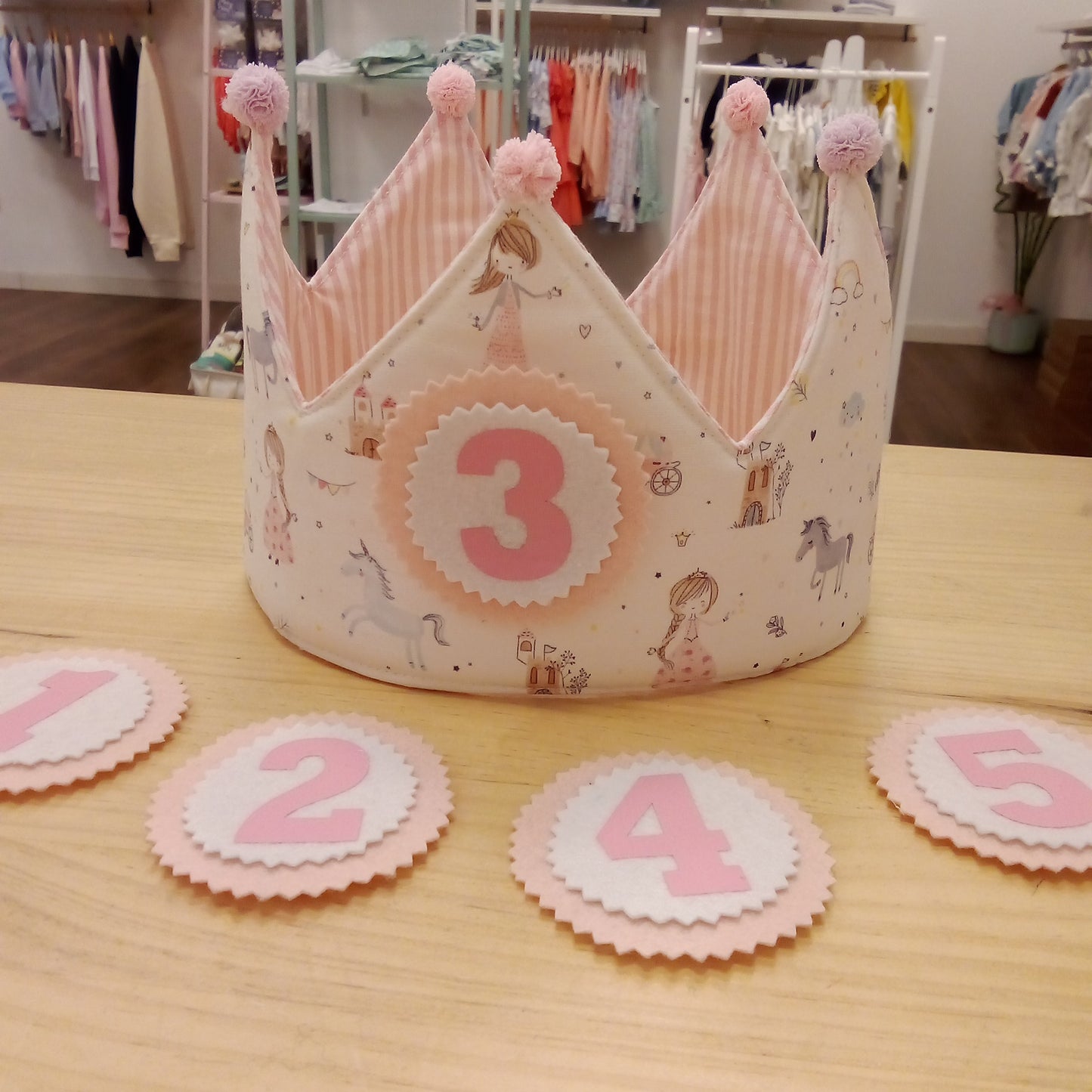 Corona cumple rosa