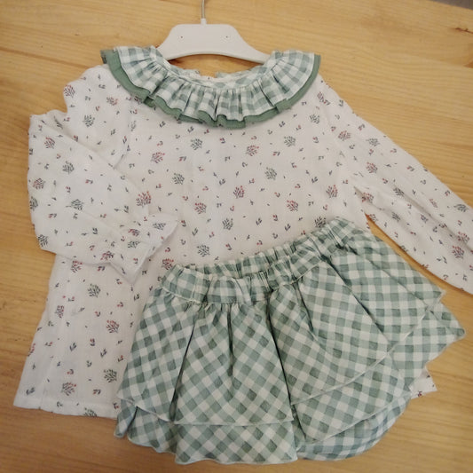 Conjunto Dos piezas blusa y cubrepañal de volantes